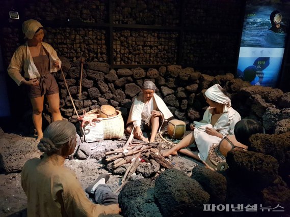 제주해녀박물관에 있는 '불턱' 모형. 옛 해녀탈의장 용도로 할용됐던 곳이다. [사진=제주도 제공]