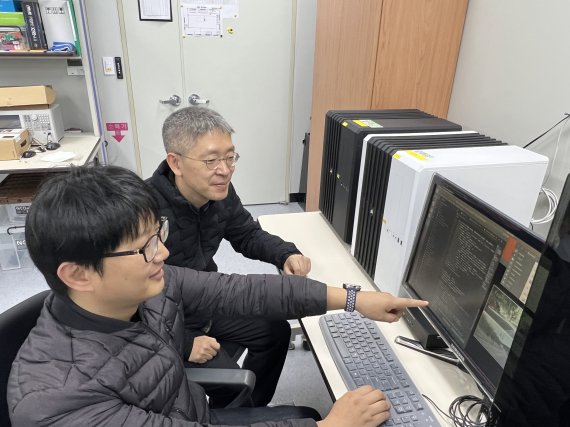 한국전자통신연구원(ETRI) 연구진이 자율주행용 객체분할·추적 기술을 시연하고 있다. ETRI 제공