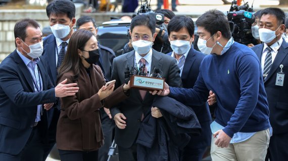 '고발사주 의혹'의 핵심인물인 손준성 전 대검찰청 수사정보정책관(현 대구고검 인권보호관)이 26일 오전 서울 서초구 서울중앙지밥법원에서 열린 영장실질심사에 출석하고 있다. 앞서 고위공직자범죄수사처(공수처)는 손 검사 측과 소환 시기를 조율해오다 22일 조사 일정을 잡았지만 손 검사는 출석하지 않았다. 공수처가 출범한 이후 구속영장을 청구한 것은 이번이 처음이다. /사진=뉴스1