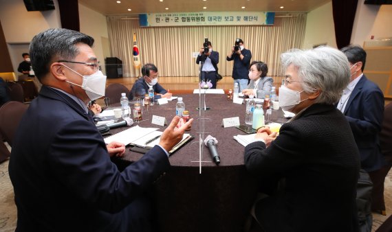 13일 오전 서울 용산구 국방컨벤션센터에서 열린 민관군 합동 위원회 대국민보고 및 해단식에서 서욱 국방부 장관과 박은정 위원장이 대화를 나누고 있다. 2021.10.13/뉴스1 © News1 조태형 기자