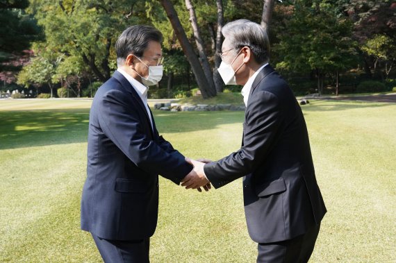 문재인 대통령이 26일 오전 청와대 상춘재에서 이재명 더불어민주당 대선후보와 인사나누고 있다. 2021.10.26/뉴스1 © News1 이광호 기자 /사진=뉴스1