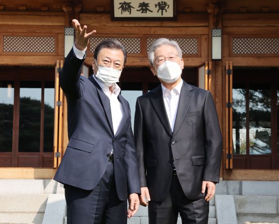 [서울=뉴시스] 김진아 기자 = 문재인 대통령이 26일 청와대 상춘재에서 더불어민주당 이재명 대통령 후보와 차담에 앞서 기념촬영을 하고 있다. 2021.10.26. bluesoda@newsis.com