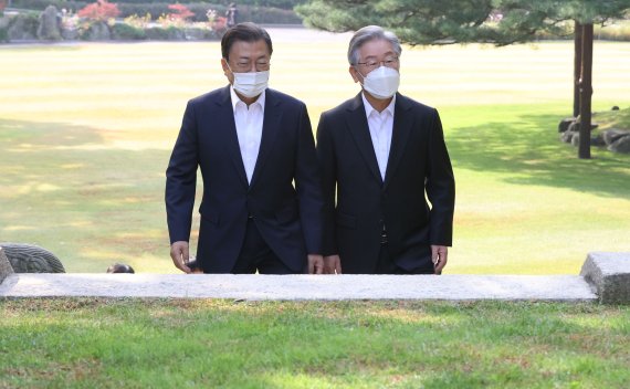 [서울=뉴시스] 김진아 기자 = 문재인 대통령이 26일 더불어민주당 이재명 대통령 후보와 차담을 위해 청와대 상춘재로 들어서고 있다. 2021.10.26. bluesoda@newsis.com