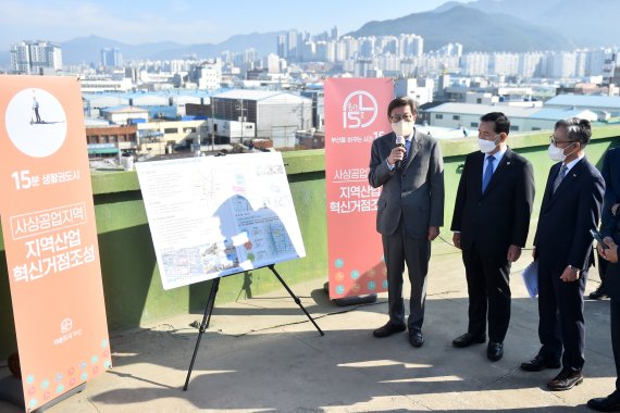 26일 오전 박형준 부산시장이 사상구 삼락 공업지역을 찾아 '지역산업혁신거점 조성 계획'을 설명하고 있다./제공=부산시