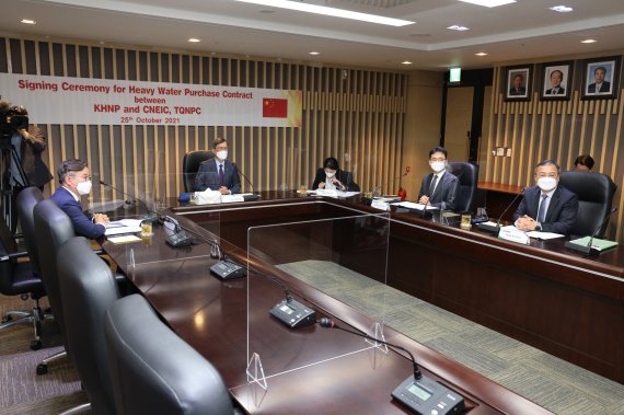 한국수력원자력 정재훈 사장(왼쪽 두번째)이 25일 비대면 화상회의 시스템으로 중국 중국핵공업그룹(CNEIC) 및 친산원전과 중수 판매계약을 체결했다. 한국수력원자력 제공