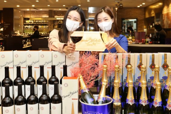 26일 롯데백화점 직원들이 서울 중구 소공동 본점 와인매장에서 '창립 42주년 와인 2종'을 선보이고 있다.