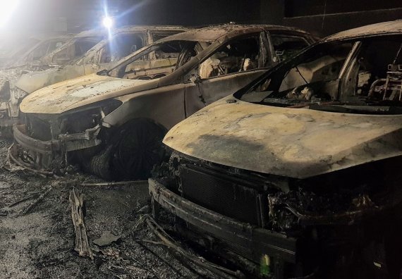 지난 8월 충남 천안의 한 아파트 지하주차장에서 발생한 화재로 주차된 차량 677대가 전소되거나 그을음 등의 피해를 입었다. 뉴스1 제공