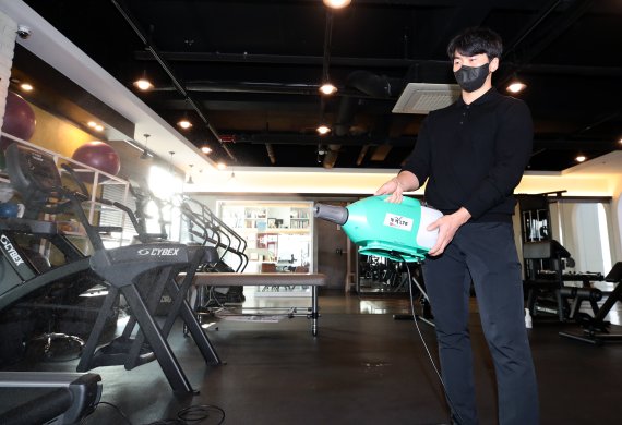헬스장 관계자가 26일 경기 부천시 상동에 소재한 청년피티 헬스장에서 소독을 하고 있다. 2021.10.26/뉴스1 © News1 정진욱 기자