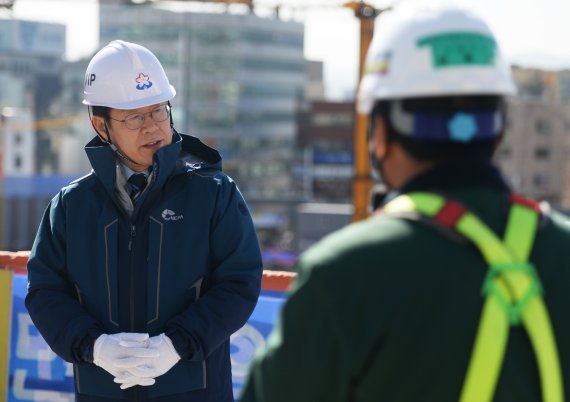 이재명 후보가 지난 2017년 성남시 성남의료원 건설현장을 방문한 모습./뉴스1 © News1 오장환 기자