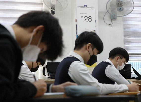 2022학년도 대학수학능력시험이 3주 앞으로 다가온 가운데 지난 21일 서울 성북구 석관고등학교에서 고3 학생들이 공부 하고 있다. 뉴스1