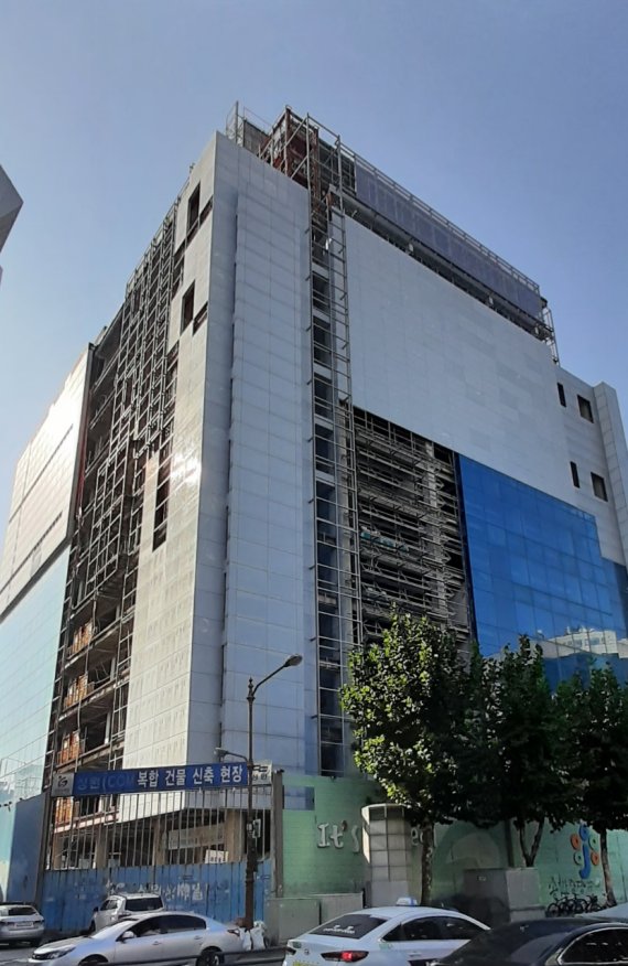 13년째 공사가 중단된 채 방치되고 있는 대전 중구 대흥동 복합쇼핑몰 건물.