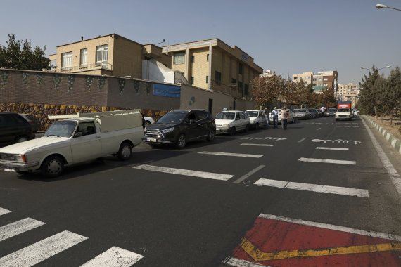26일(현지시간) 이란 수도 테헤란의 한 주유소 앞에서 석유를 사려는 시민들이 줄지어 기다리고 있다.AP뉴시스