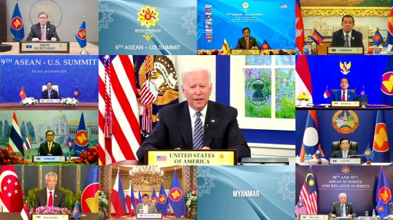 조 바이든 미국 대통령(가운데)이 26일(현지시간) 동남아시아국가연합(ASEAN·아세안) 정상들과 진행한 화상 회의에서 발언하고 있다.로이터뉴스1