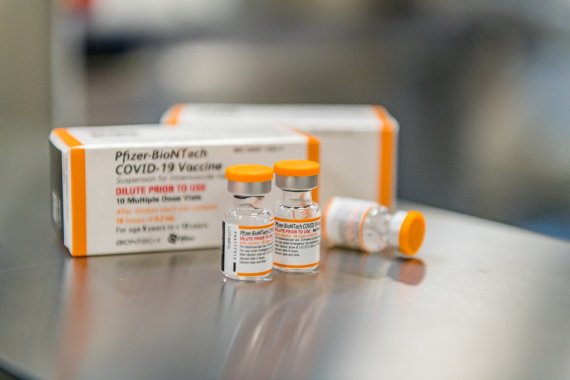 미국 제약사 화이자와 독일 바이오앤텍이 공동 개발한 코로나19 백신을 5~11세 아동에게 접종토록 미 식품의약청(FDA) 자문위가 26읾(현지시간) 권고했다. 로이터뉴스1