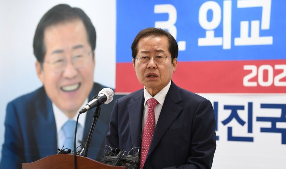 [서울=뉴시스] 국회사진기자단 = 국민의힘 대권주자인 홍준표 의원이 27일 서울 여의도 캠프사무실에서 외교 대전환 공약을 발표하고 있다. 2021.10.27. photo@newsis.com /사진=뉴시스