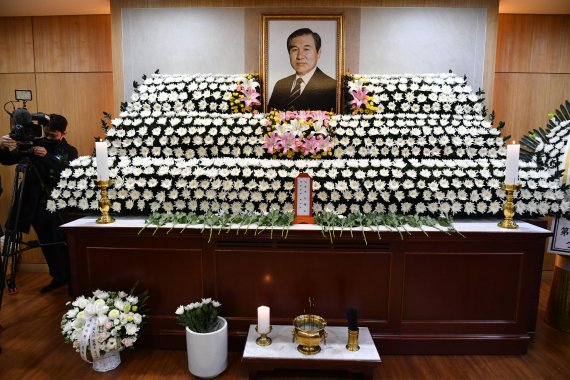 노태우 전 대통령이 향년 89세를 일기로 사망한 가운데 27일 빈소가 마련된 서울대병원 장례식장에서 조문객들이 조문하고있다.<div id='ad_body3' class='mbad_bottom' ></div> 사진=서동일 기자