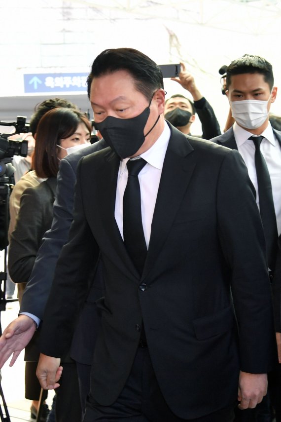 노태우 전 대통령이 향년 89세를 일기로 사망한 가운데 27일 빈소가 마련된 서울대병원 장례식장에 최태원 SK그룹 회장이 조문을 위해 도착하고 있다.2021.10.27/뉴스1 © News1 사진공동취재단