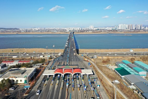 일산대교 낮 12시부터 무료 통행...'불복 소송' 등 과제 남아 