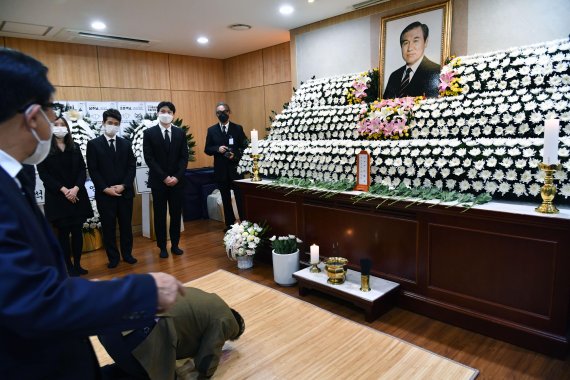 [서울=뉴시스] 사진공동취재단 = 27일 오전 서울 종로구 서울대병원 장례식장에 마련된 고(故) 노태우 전 대통령 빈소에서 조문객들이 조문하고 있다. /사진=뉴시스