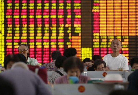 상하이증권거래소에서 투자자들이 전광판을 지켜보고 있다. /사진=AFP·뉴스1