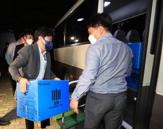 대장동 개발 특혜·로비 의혹을 수사 중인 검찰이 성남시청 압수수색이 끝난 15일 오후 경기도 성남시 중원구 성남시청에서 검찰 관계자가 압수품을 차량에 싣고 있다. 김영운 기자