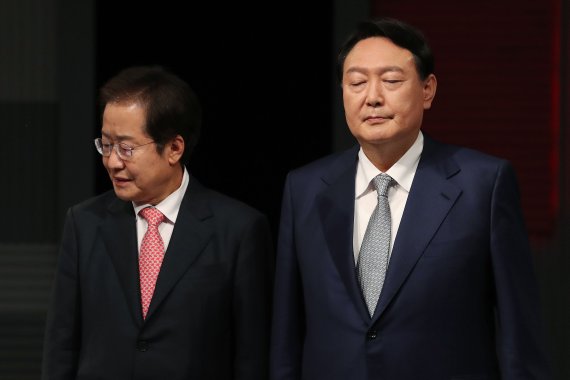 홍준표, 윤석열 국민의힘 대선 경선 후보가 15일 오후 서울 마포구 상암 MBC에서 국민의힘 대선 경선후보 일대일 맞수토론 전 포즈를 취하고 있다. 국회사진취재단