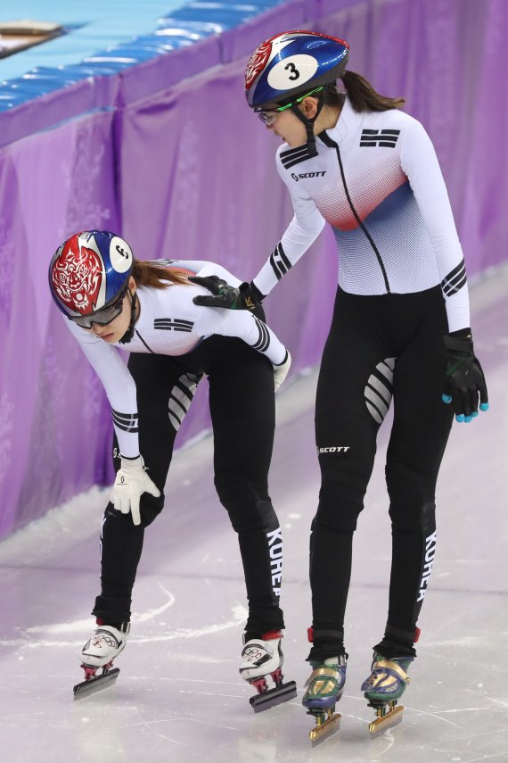 대한민국 최민정이 22일 오후 강원도 강릉 아이스아레나에서 열린 2018 평창동계올림픽 쇼트트랙 스피드 스케이팅 여자 1000m 결승 경기에서 심석희에 밀려 넘어진 뒤 허벅지를 부여잡고 괴로워하고 있다. 오른쪽은 심석희. 유승관 기자