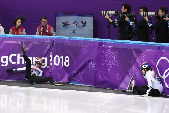 대한민국 심석희, 최민정이 22일 오후 강원도 강릉 아이스아레나에서 열린 2018 평창동계올림픽 쇼트트랙 스피드 스케이팅 여자 1,000m 결승 경기에서 넘어지고 있다. 임세영 기자
