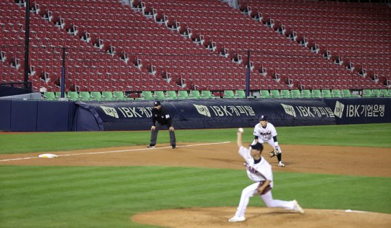 15일 오후 서울 잠실야구장에서 열린 '2021 신한은행 SOL KBO리그' 두산 베어스와 NC 다이노스의 경기가 무관중으로 진행되고 있다. 조태형 기자