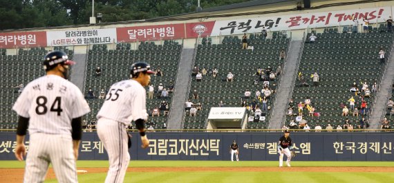 서울을 비롯한 수도권 3개 시도가 새로운 거리두기 개편안 적용 시행을 1주일 유예함에 따라 수도권 관중 입장 비율이 현행 30%로 유지된다. 1일 오후 서울 송파구 잠실야구장에서 열린 '2021 프로야구 신한은행 SOL KBO리그' kt wiz와 LG 트윈스의 경기를 찾은 관중들이 방역수칙을 지키며 경기를 관전하고 있다. 민경석 기자