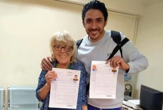 82세의 영국 할머니 아이리스 존스(오른쪽)와 할머니와 결혼한 36세의 이집트인 모하메드 이브리엄이 결혼 서류를 들고 활짝 웃고 있다.<div id='ad_body3' class='mbad_bottom' ></div> /사진=영국 매체 더선