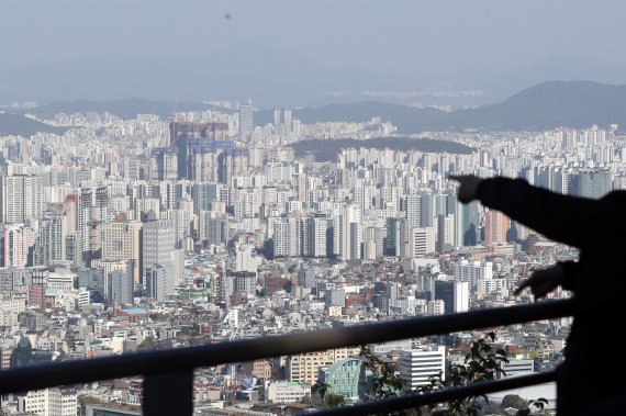 (서울=뉴스1) 황기선 기자 = 27일 서울 남산에서 도심의 아파트 모습이 보이고 있다. 정부는 최근 부동산시장 동향에 대해 /사진=뉴스1화상