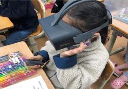 [안동=뉴시스] VR로 생존수영 교육을 받고 있는 학생들. (사진=경북교육청 제공) 2021.10.27 *재판매 및 DB 금지