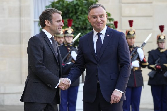 에마뉘엘 마크롱(왼쪽) 프랑스 대통령이 27일(현지시간) 파리 엘리제궁에서 안드레이 두다 폴란드 대통령을 맞아 악수하고 있다. 이날 유럽사법재판소(ECJ)는 폴란드에 사법부 압박을 중단하기 전까지 하루 100만유로 벌금을 내라고 판결했다. AP뉴시스