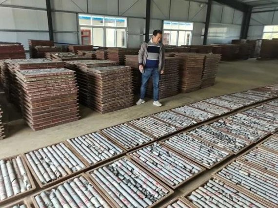 중국 허난성 금광에서 캐낸 광물을 살펴보는 관계자. 중국 매체 캡쳐