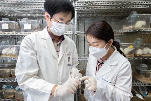 [대전=뉴시스] 전북대 홍성출(왼쪽) 교수와 KBSI 정혜종 선임연구원. *재판매 및 DB 금지