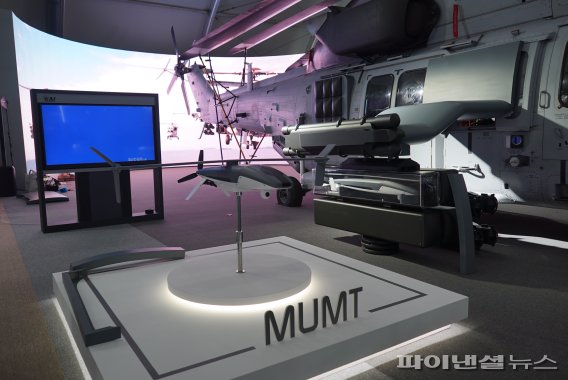 서울 ADEX 2021 KAI부스에 전시된 헬기 탑재 가능한 캐니스터(Canister)형 무인기. 사진=한국항공우주 제공