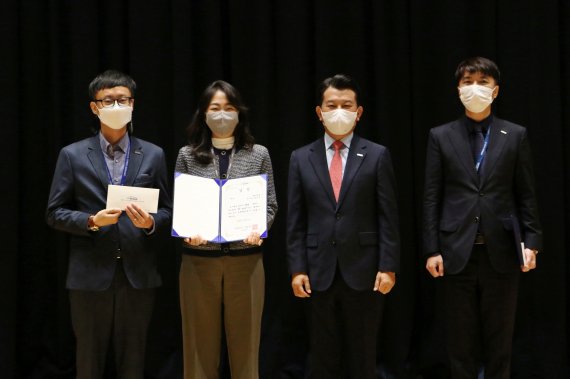 에어부산 안병석 대표(왼쪽 세번째)가 지난 27일 진행된 '에꿈시(에어부산의 꿈을 꾸는 시간)' 아이디어 경진대회에서 대상을 받은 직원들과 기념촬영을 하고 있다. 에어부산 제공