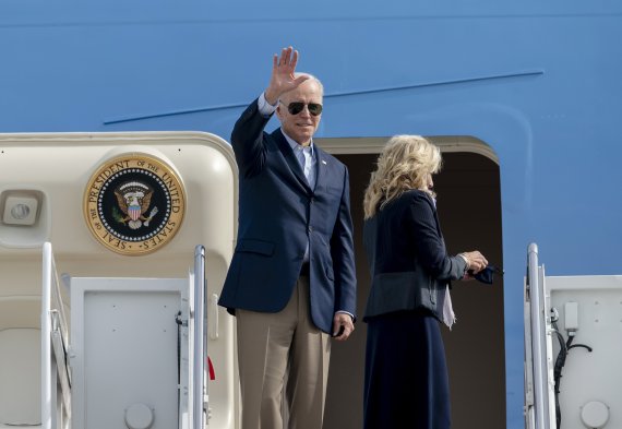 조 바이든 미국 대통령(왼쪽)이 28일(현지시간) 미 메를랜드주 앤드루스 공군 기지에서 주요20개국(G20) 정상 회의 참석을 위해 이탈리아 로마행 전용기에 오르며 손은 흔들고 있다.AP뉴시스