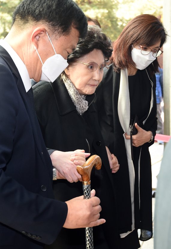 고 노태우 전 대통령의 부인 김옥숙 여사가 28일 서울 종로구 서울대병원 장례식장에서 고 노태우 전 대통령의 빈소로 향하고 있다. 2021.10.28/뉴스1 © News1 사진공동취재단