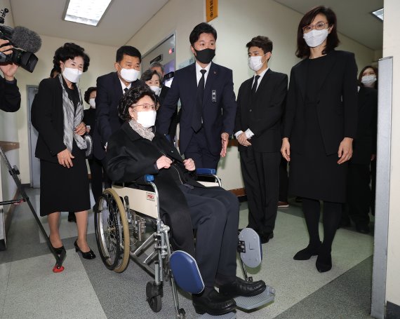 고 노태우 전 대통령의 부인 김옥숙 여사와 노소영 아트센터 나비 관장, 노재헌 동아시아문화센터 이사장 등 유가족들이 28일 서울 종로구 서울대병원 장례식장에서 입관식을 위해 이동하고 있다. 2021.10.28/뉴스1 © News1 사진공동취재단