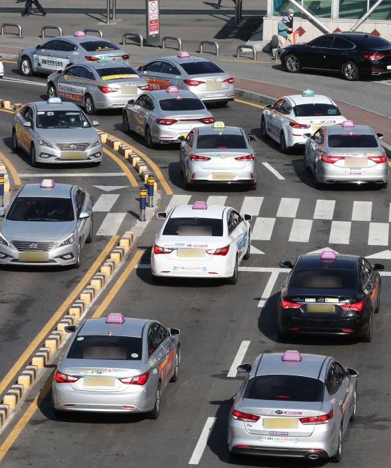 11월1일부터 '위드코로나'가 시행되지만 대전지역 택시업계의 불황 탈출은 쉽지 않아 보인다. 달라진 회식문화, 카카오T,, LPG가격 급등 등 존립 위협소요들이 곳곳에 도사리고 있기 때문이다. 사진은 대전역 앞에서 택시들이 승객을 기다리고 있는 모습© News1 김기태 기자