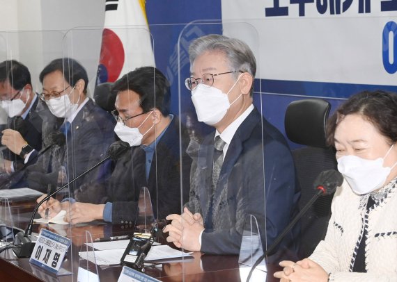 [서울=뉴시스] 전신 기자 = 이재명 더불어민주당 대선후보가 29일 서울 여의도 국회에서 열린 '단계적 일상회복 점검 간담회'에서 발언하고 있다. (공동취재사진) 2021.10.29. photo@newsis.com