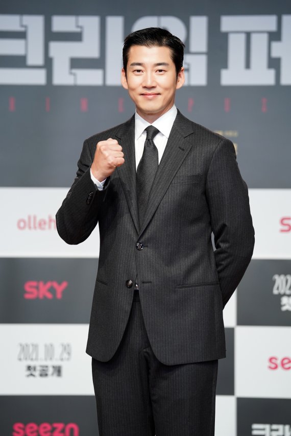 [서울=뉴시스] 박진희 기자 = 배우 윤계상이 29일 올레tv·seezn 오리지널 ‘크라임 퍼즐’ 온라인 제작발표회를 하고 있다. (사진=올레tv 제공) 2021.10.29. photo@newsis.com *재판매 및 DB 금지