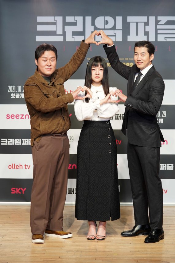 [서울=뉴시스] 박진희 기자 = 배우 윤계상(오른쪽부터), 고아성, 윤경호가 29일 올레tv·seezn 오리지널 ‘크라임 퍼즐’ 온라인 제작발표회를 하고 있다. (사진=올레tv 제공) 2021.10.29. photo@newsis.com *재판매 및 DB 금지