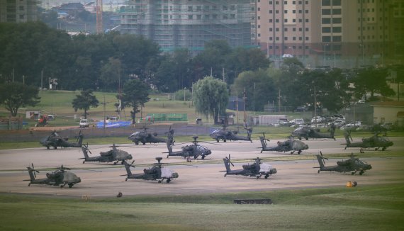 지난해 8월 10일 경기도 평택시 미군 캠프 험프리스 기지에 계류된 공격 헬리콥터들.뉴스1