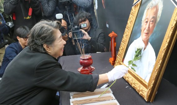 7일 경북 영천시 괴연동 성일가에서 열린 故 신성일 추모제에서 부인 엄앵란씨가 신성일씨의 영정에 헌화하고 있다. 고인의 유언에 따라 그의 유해는 자신이 살던 집 앞 마당에 묻혔다. 故신성일은 60-70년대 은막을 주름잡았던 한국 최고의 영화배우이자 국민배우로 그가 출연한 영화만 500편이 넘는다.2018.11.7/뉴스1 © News1 정우용 기자