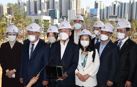 이재명 더불어민주당 대선후보가 29일 경기 성남시 수정구 신흥동 2457번지 성남 제1공단 근린공원 조성공사 현장을 둘러보며 취재진의 질문에 답변하고 있다. 이곳은 이 후보가 성남시장 당시 대장동 개발 사업자가 비용을 부담하는 결합개발 방식으로 조성을 시작한 곳이다. 대장동 개발 특혜 의혹이 불거진 이후 이 후보가 대장동 관련 현장을 찾는 것은 이번이 처음이다. 2021.10.29/뉴스1 © News1 국회사진취재단