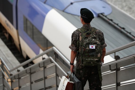 [종합] 軍 "11월 장병 휴가 정상시행"... '군내 거리두기' 1차 개편