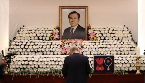 29일 서울 종로구 서울대병원 장례식장에 마련된 고(故) 노태우 전 대통령 빈소에서 조문객이 조문하고 있다. /사진=뉴시스